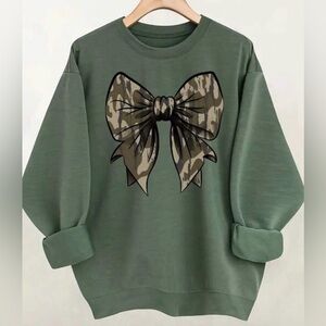 Camo bow crewneck